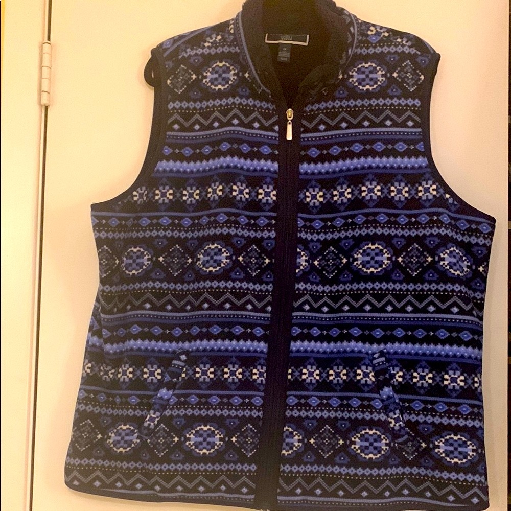 Super cute and cozy snowflake pattern fleece lined vest. 
Excellent condition